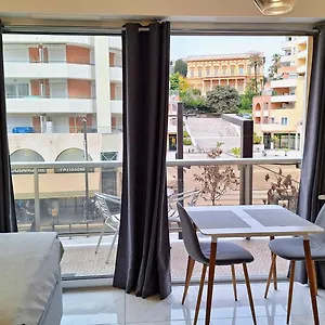 Nice: Agréable Studio Très Proche De La Plage Appartement